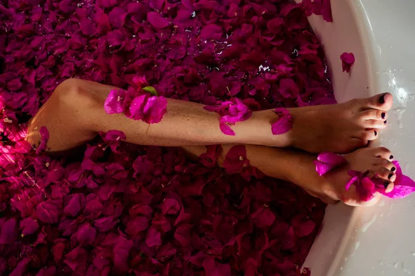 Bijgesneden shot van Barefoot vrouw met bloemen, kaarsen, kleurrijke zeezout en bad voor nagels in schoonheidssalon in Bali Hotel Tropical Vacation. Ontharing epileren ontharings concept — Stockfoto