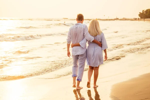 Jovem casal apaixonado na praia 14 de fevereiro, São Valentim Dia pôr do sol Goa Índia viagem de férias .travel ano novo em um país tropical. conceito de liberdade — Fotografia de Stock