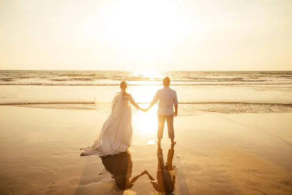 Νεαρό ζευγάρι στην παραλία 14 Φεβρουαρίου, St. ημέρα του Αγίου Βαλεντίνου ηλιοβασίλεμα Γκόα Ινδία ταξίδι για διακοπές. ταξιδεύουν το νέο έτος σε μια τροπική χώρα. έννοια της ελευθερίας — Φωτογραφία Αρχείου