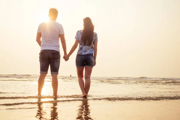Fiatal pár szerelmes a strandon február 14, Szent Valentin nap naplemente Goa India Vacation trip. Travel új évet egy trópusi országban. szabadságkoncepció — Stock Fotó
