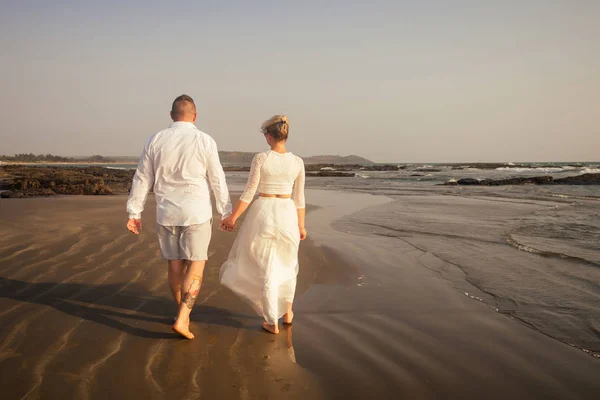 Jovem casal apaixonado na praia 14 de fevereiro, São Valentim Dia pôr do sol Goa Índia viagem de férias .travel ano novo em um país tropical. conceito de liberdade — Fotografia de Stock