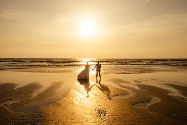 Jovem casal apaixonado na praia 14 de fevereiro, São Valentim Dia pôr do sol Goa Índia viagem de férias .travel ano novo em um país tropical. conceito de liberdade — Fotografia de Stock