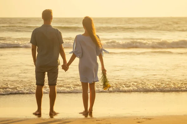 Pareja joven enamorada en la playa Febrero 14, Día de San Valentín puesta del sol Goa India viaje de vacaciones .travel nuevo año en un país tropical. concepto de libertad —  Fotos de Stock