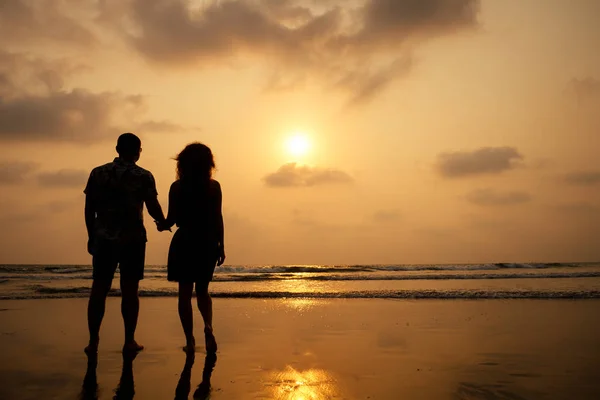 Sahilde aşık genç çift 14 Şubat, St Sevgililer Günü gün batımı Goa Hindistan tatil gezisi .seyahat tropik bir ülkede yeni yıl seyahat. özgürlük kavramı — Stok fotoğraf