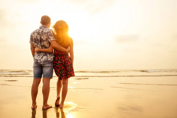 Jovem casal apaixonado na praia 14 de fevereiro, São Valentim Dia pôr do sol Goa Índia viagem de férias .travel ano novo em um país tropical. conceito de liberdade — Fotografia de Stock