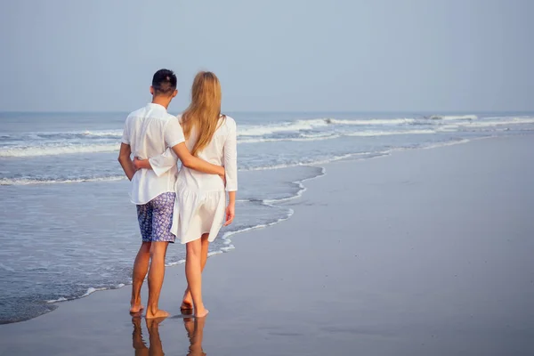 Jovem casal apaixonado na praia 14 de fevereiro, São Valentim Dia pôr do sol Goa Índia viagem de férias .travel ano novo em um país tropical. conceito de liberdade — Fotografia de Stock