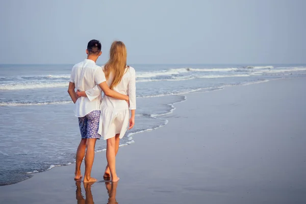 Coppia giovane innamorata sulla spiaggia 14 febbraio, tramonto di S. Valentino Goa India viaggio di vacanza .travel nuovo anno in un paese tropicale. concetto di libertà — Foto Stock