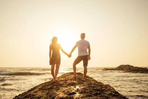 Coppia giovane innamorata sulla spiaggia 14 febbraio, tramonto di S. Valentino Goa India viaggio di vacanza .travel nuovo anno in un paese tropicale. concetto di libertà — Foto Stock