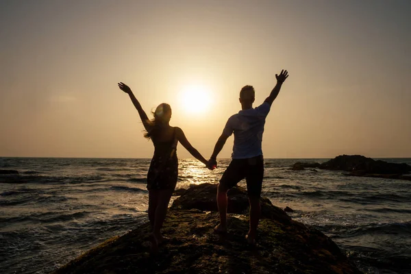 Pareja joven enamorada en la playa Febrero 14, Día de San Valentín puesta del sol Goa India viaje de vacaciones .travel nuevo año en un país tropical. concepto de libertad — Foto de Stock