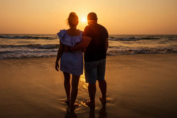 Jovem casal apaixonado na praia 14 de fevereiro, São Valentim Dia pôr do sol Goa Índia viagem de férias .travel ano novo em um país tropical. conceito de liberdade — Fotografia de Stock