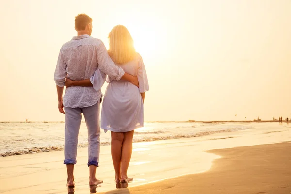 Coppia giovane innamorata sulla spiaggia 14 febbraio, tramonto di S. Valentino Goa India viaggio di vacanza .travel nuovo anno in un paese tropicale. concetto di libertà — Foto Stock