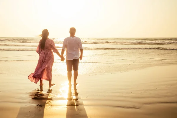 Coppia giovane innamorata sulla spiaggia 14 febbraio, tramonto di S. Valentino Goa India viaggio di vacanza .travel nuovo anno in un paese tropicale. concetto di libertà — Foto Stock