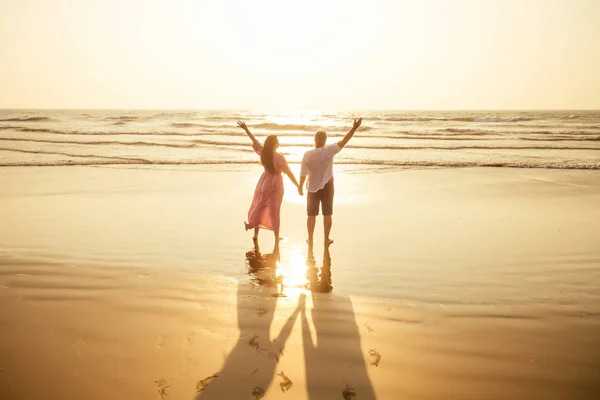 Jovem casal apaixonado na praia 14 de fevereiro, São Valentim Dia pôr do sol Goa Índia viagem de férias .travel ano novo em um país tropical. conceito de liberdade — Fotografia de Stock