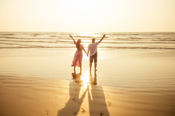 Молодая пара влюблена на пляже 14 февраля, день Святого Валентина закат Гоа Индии отпуск поездка .travel Новый год в тропической стране. свобода концепция
