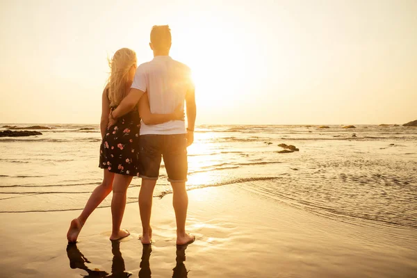 Coppia giovane innamorata sulla spiaggia 14 febbraio, tramonto di S. Valentino Goa India viaggio di vacanza .travel nuovo anno in un paese tropicale. concetto di libertà — Foto Stock