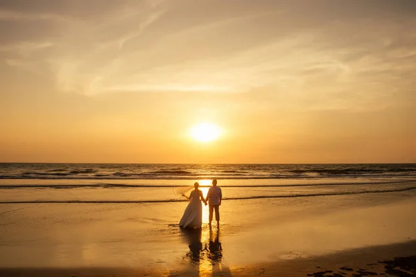 Pasangan muda jatuh cinta di pantai 14 Februari, Hari St. Valentines matahari terbenam Goa India liburan perjalanan tahun baru di sebuah negara tropis. konsep kebebasan — Stok Foto