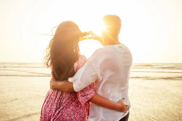 Coppia giovane innamorata sulla spiaggia 14 febbraio, tramonto di S. Valentino Goa India viaggio di vacanza .travel nuovo anno in un paese tropicale. concetto di libertà — Foto Stock