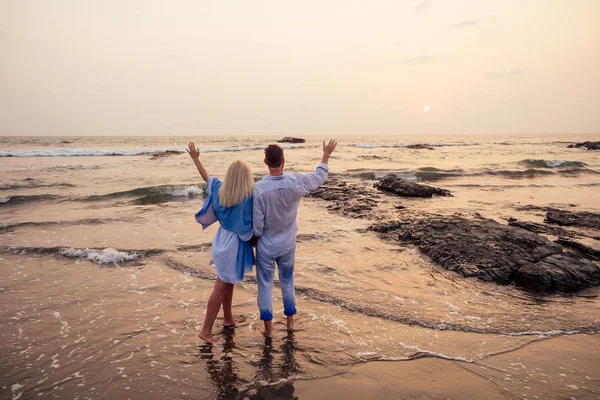 Młoda para zakochanych na plaży 14 lutego, Święty Walentynki zachód słońca Goa Indie wakacje podróży. nowy rok w tropikalnym kraju. koncepcja wolności — Zdjęcie stockowe