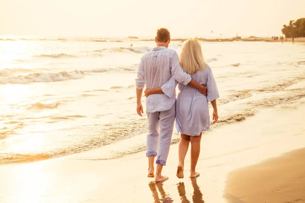 Pareja joven enamorada en la playa Febrero 14, Día de San Valentín puesta del sol Goa India viaje de vacaciones .travel nuevo año en un país tropical. concepto de libertad Fotos de stock