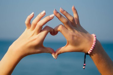 gün batımı Goa Hindistan elleri ile kalp şekli