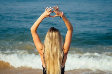 gün batımı Goa Hindistan elleri ile kalp şekli