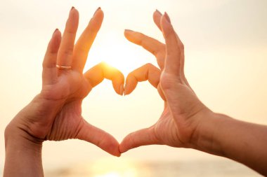 gün batımı Goa Hindistan elleri ile kalp şekli