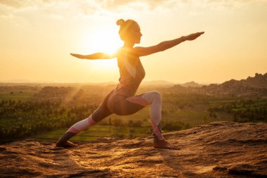 Yoga Hampi tapınak copyspase sunset.travel tatil kopya spase bayan şık tulum ile