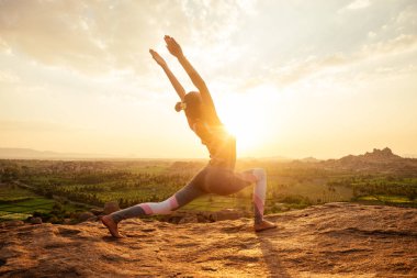Yoga Hampi tapınak copyspase sunset.travel tatil kopya spase bayan şık tulum ile