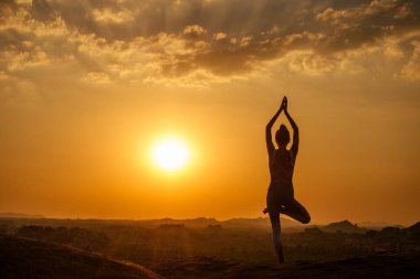 Yoga Hampi tapınak copyspase sunset.travel tatil kopya spase bayan şık tulum ile