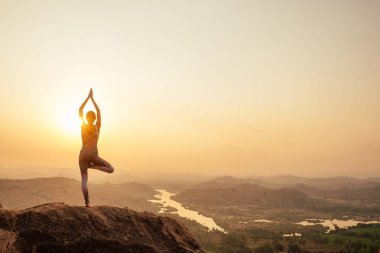 Yoga Hampi tapınak copyspase sunset.travel tatil kopya spase bayan şık tulum ile