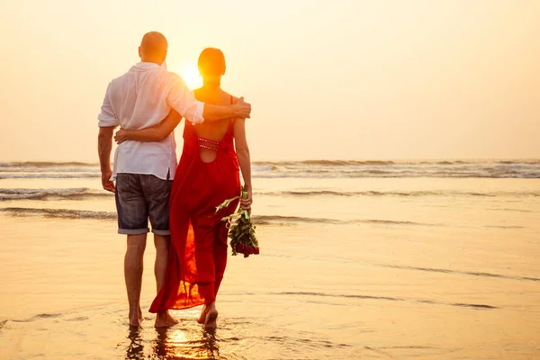 Masculino fazendo proposta com anel de noivado para sua namorada na praia do mar.Dia dos Namorados Fevereiro 14 casamento concept.man no joelho fazendo uma proposta de casamento com sua mulher pôr do sol romântico Eu disse sim — Fotografia de Stock