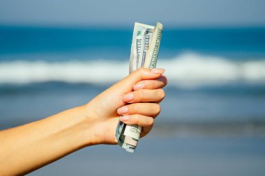 Asya 'daki plajın arka planında el yazısı var.