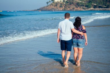 Sahilde yürüyen mutlu bir çift. Romantik tatil Mutlu balayı