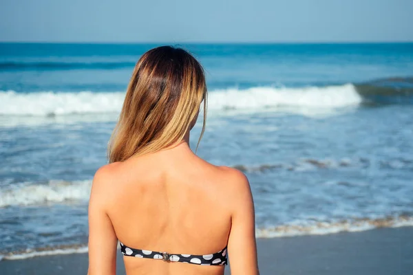 Hombros y espalda de una mujer en traje de baño en la playa — Foto de Stock