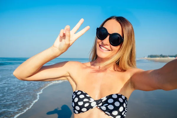 Lächelnde und schöne Frau beim Selfie im Urlaub — Stockfoto