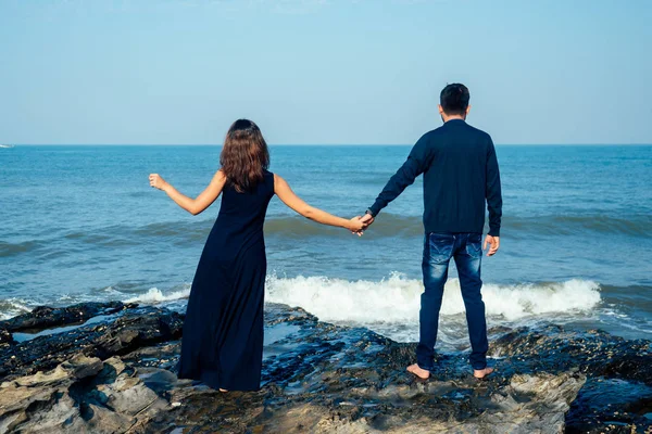 Amante pareja feliz caminando por la playa. Vacaciones románticas feliz luna de miel — Foto de Stock