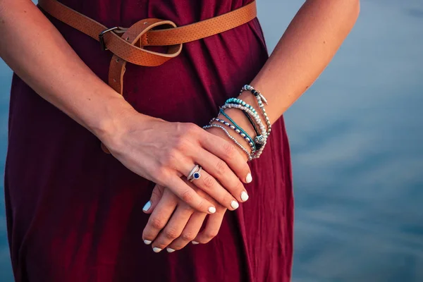 güzel ve bakımlı eller ile şık ve zarif bilezik ile doğal manikür