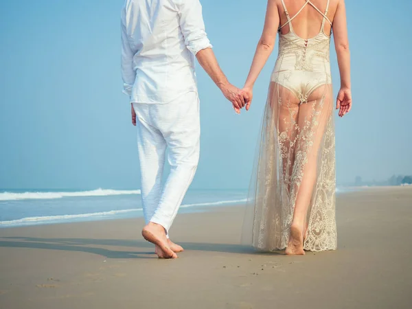 Amando casal feliz andando ao longo da praia. Férias românticas lua de mel feliz — Fotografia de Stock