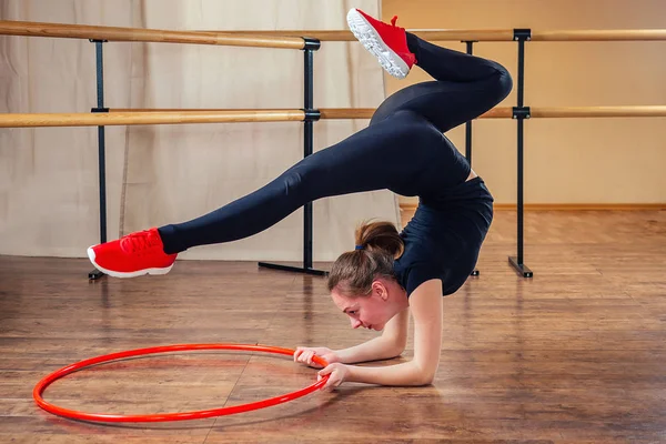 Stretching e pilates ragazze con cerchio rosso in palestra — Foto Stock