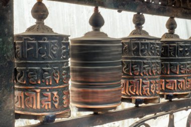 Tibet ahşap davulları ve dualar. Turizm ve din kavramı. Nepal Himalayaları