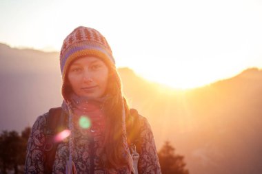 Dağlarda yürüyüş yaparken gülümseyen güzel ve aktif bir kadın. Dağlarda aktif eğlence ve turizm kavramı. Nepal Himalayaları 'nda yürüyüş