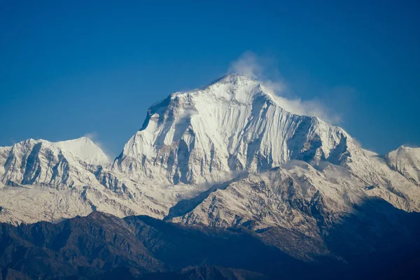 Прекрасный вид на Гималайские горы. Заснеженные горные вершины. треккинг концепция в горах — стоковое фото