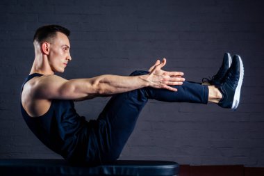 Genç bir sporcu spor salonunda yaya geçidinde.