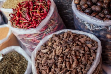 Çin ve Hint baharatlarıyla birlikte tezgah.
