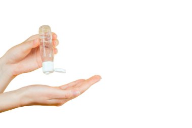 Kadın elleri jel, dezenfektan, baloncukta antiseptik, siyah arka planda kavanoz kullanır.