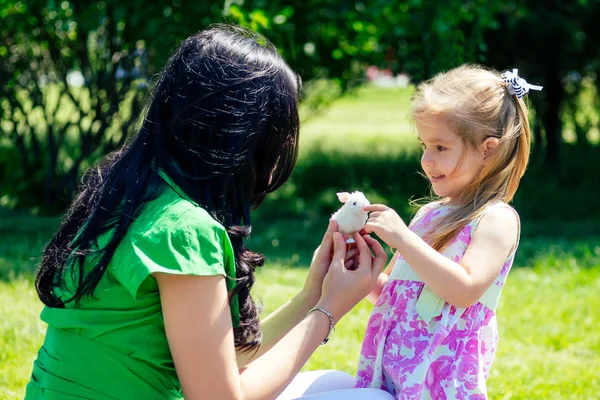 Schöne brünette Frau umarmt Kinder Tochter im Sommer Park — Stockfoto