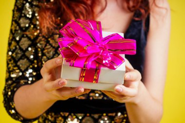 Kadınların elinde bir yay ile hediye