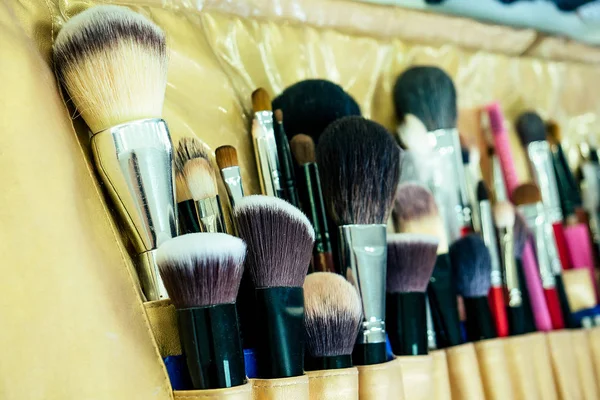 Güzellik salonundaki masada bir sürü makyaj fırçası var.