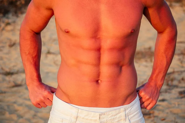 Sexy nu bronzé torse abs muscles presse d'un homme sur la plage — Photo