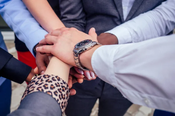 Närbild av en grupp multinationella människor affärskvinna och affärsman vid ett affärsmöte handslag. Lagarbetskoncept — Stockfoto